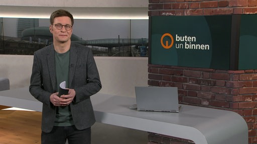 Der Moderator Felix Krömer im Studio von buten un binnen.