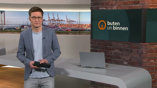 Der Moderator Felix Krömer im Studio von buten un binnen.