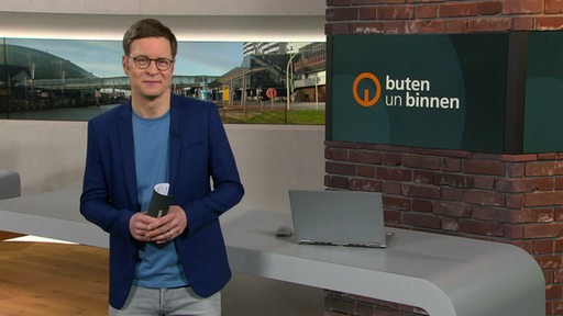 Der Moderator Felix Krömer im Studio von buten un binnen.