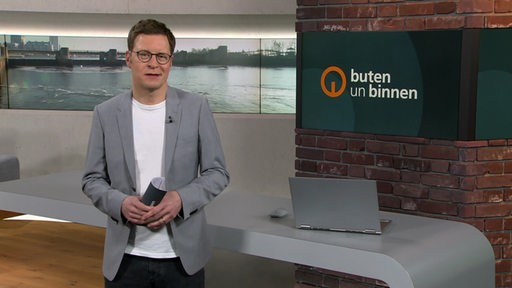 Moderator Felix Krömer im Studio von buten un binnen.