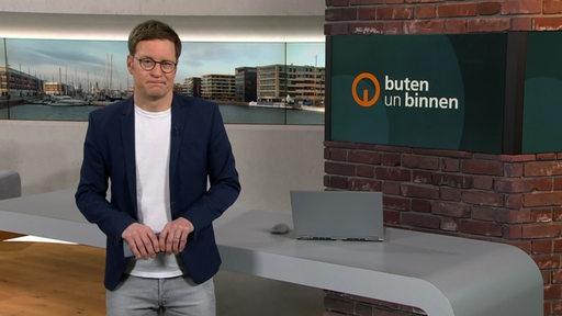 Moderator Felix Krömer im Studio von buten un binnen.