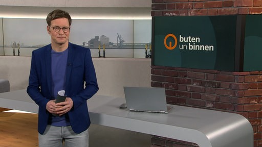 Moderator Felix Krömer im Studio von buten un binnen.