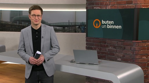 Moderator Felix Krömer im Studio von buten un binnen.