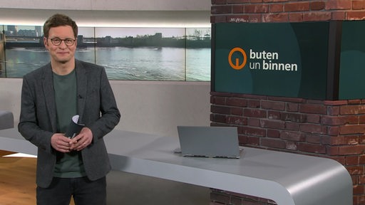 Moderator Felix Krömer im buten un binnen Studio. 