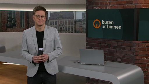 Der Moderator Felix Krömer im buten un binnen Studio. 