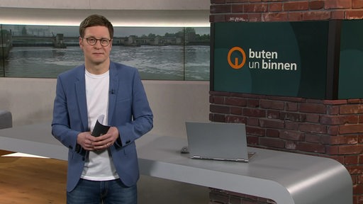 Moderator Felix Krömer im Studio von buten un binnen.