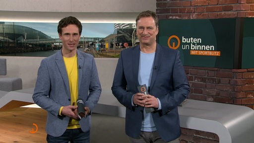 die Moderatoren Janos Kereszti und Stephan Schiffner im Studio von buten un binnen.