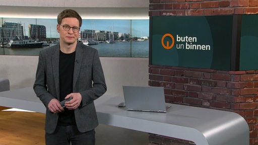 Der Moderator Felix Krömer im Studio von buten un binnen.