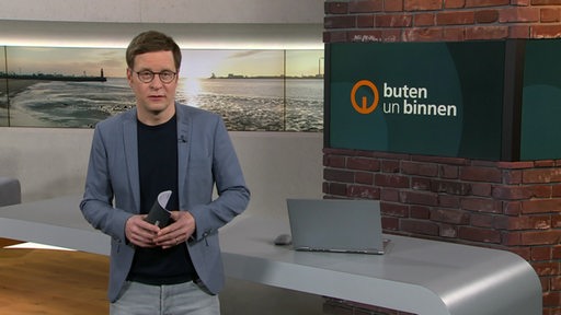 Der Moderator Felix Krömer im Studio von buten un binnen.