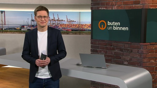 Der Moderator Felix Krömer im Studio von buten un binnen.