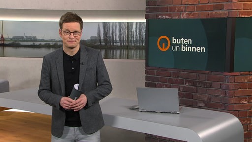 Der Moderator Felix Krömer im Studio von buten un binnen 