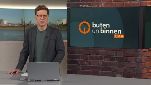 Der Moderator Felix Krömer im Studio von buten un binnen