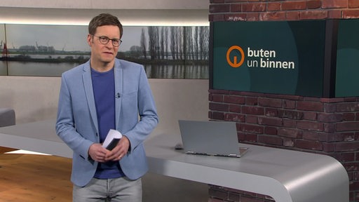 Der Moderator Felix Krömer im Studio von buten un binnen.