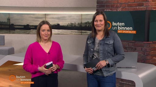 Moderatorinnen Lea Reinhard und Pascale Ciesla im Studio von buten un binnen.