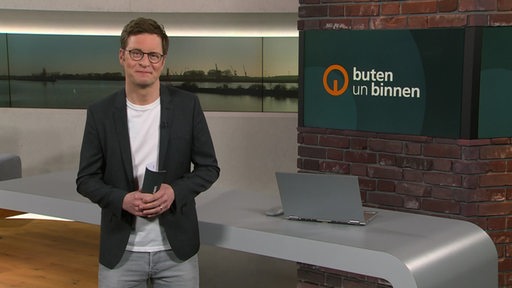 Der Moderator Felix Krömer im Studio von buten un binnen.