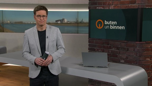 moderator Felix Krömer im Studio von buten un binnen.