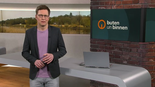 Der Moderator Felix Krömer im Studio von buten un binnen 