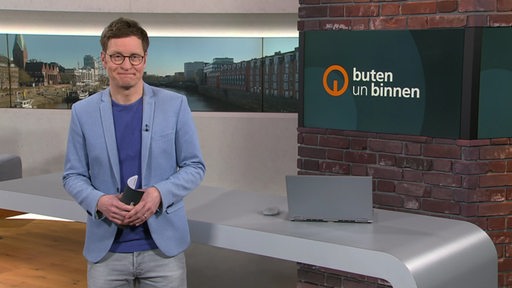 Moderator Felix Krömer im Studio von buten un binnen.