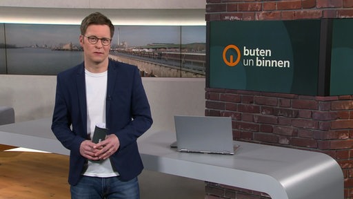 Der Moderator Felix Krömer im Studio von buten un binnen.