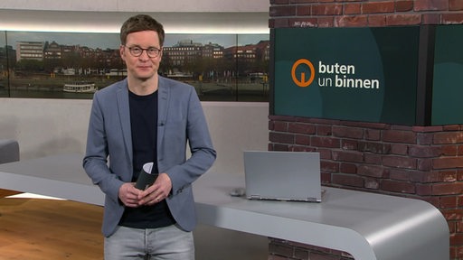 Moderator Felix Krömer im buten un binnen Studio. 