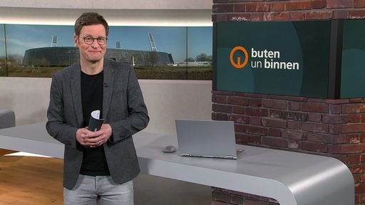 Moderator Felix Krömer im Studio von buten un binnen. 