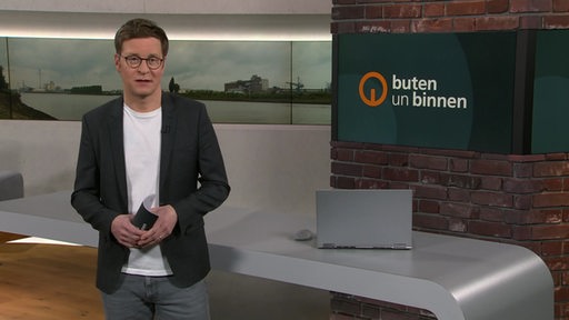 Der Moderator Felix Krömer im Studio von buten un binnen.