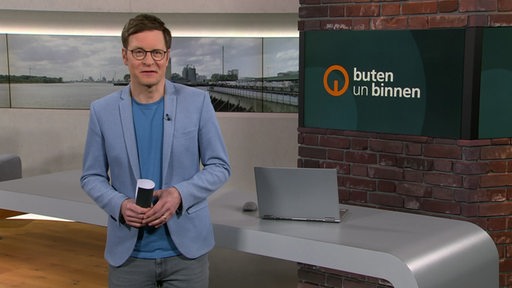 Der Moderator Felix Krömer im Studio von buten un binnen