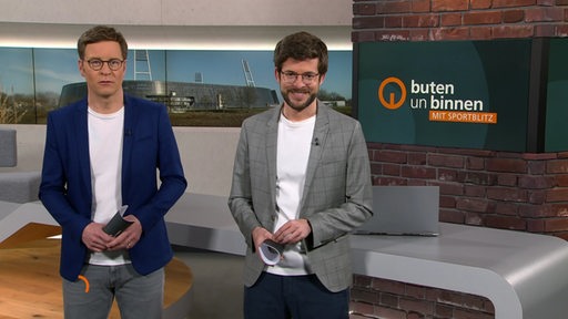 Die Moderatoren Felix Krömer und Niko Schleicher im Studio von buten un binnen.