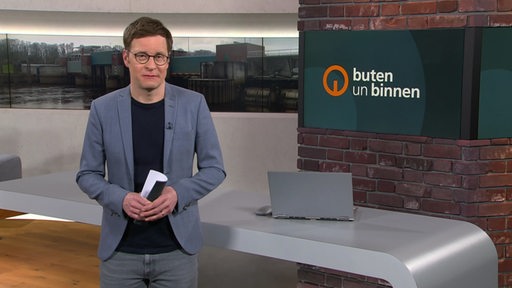 Zu sehen ist der Moderator Felix Krömer im Studio von buten un binnen.