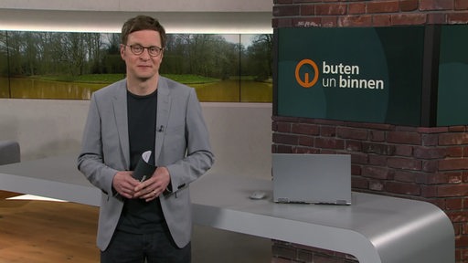 Moderator Felix Krömer im Studio von buten un binnen.