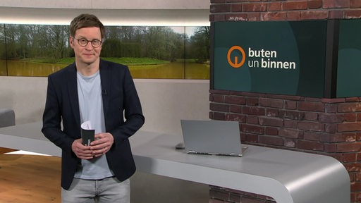 Moderator Felix Krömer im Studio von buten un binnen.