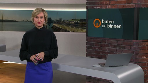 Moderatorin Kirsten Rademacher im Studio von buten un binnen. 