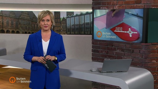 Moderatorin Kirsten Rademacher im Studio von buten un binnen.