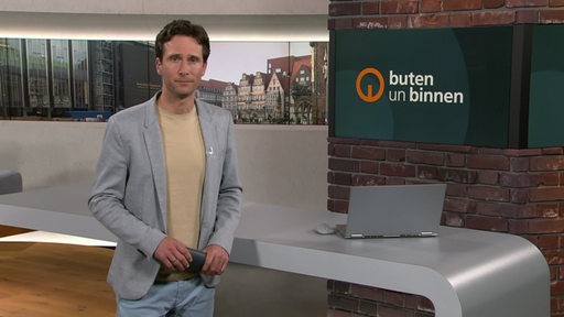 Moderator János Kereszti im Studio von buten un binnen.