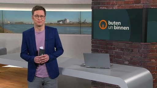 Moderator Felix Krömer im Studio von buten un binnen. 