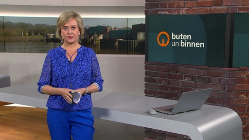 Die Moderatorin Kirsten Rademacher im Studio von buten un binnen.