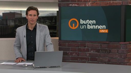 Der Moderator Janos Kereszti im Studio von buten un binnen.