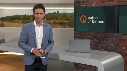 Der Moderator Janos Kereszti im Studio von buten un binnen