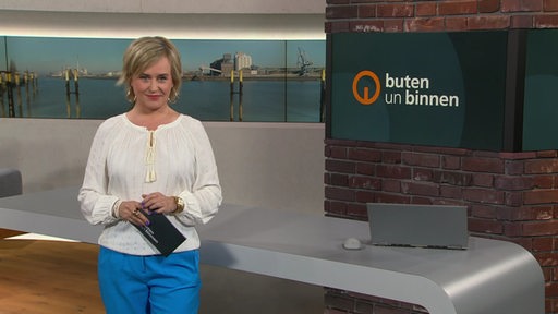 Moderatorin Kirsten Radermacher im Studio von buten un binnen