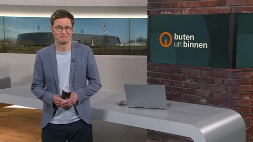 Der Moderator Felix Krömer im Studio von buten un binnen.