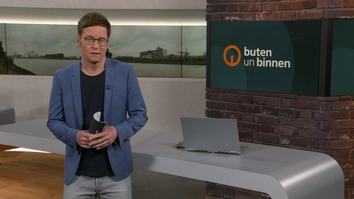 Zu sehen ist der Moderator Felix Krömer im Studio von buten un binnen.