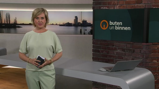 Moderatorin Kirsten Rademacher im Studio von buten un binnen. 