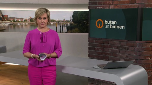 Moderatorin Kirsten Rademacher im Studio von buten un binnen. 