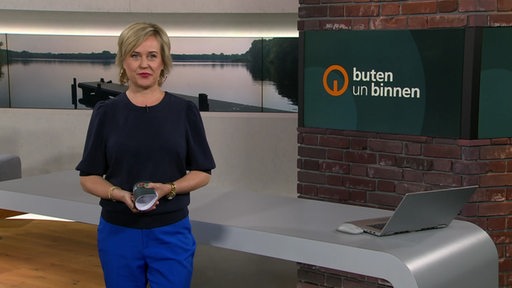 Moderatorin Kirsten Rademacher im Studio von buten un binnen