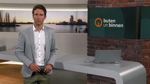 Moderator Janos Keraszti im Studio von buten un binnen