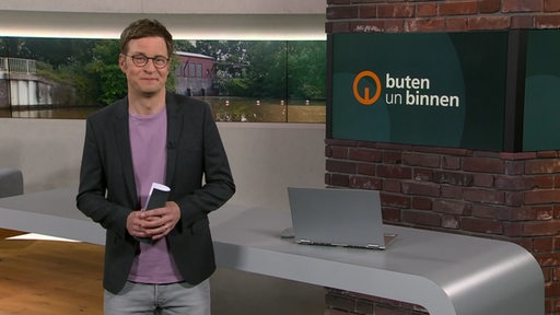 Der Moderator Felix Krömer im Studio von buten un binnen.