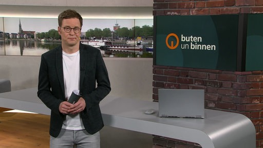 Moderator Felix Krömer im Studio von buten un binnen.