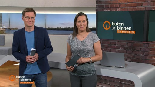 Die Moderatoren Felix Krömer und Pascale Ciesla im Studio von buten un binnen