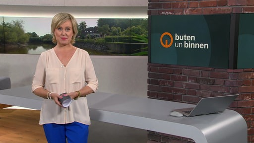 Moderatorin Kirsten Rademacher im Studio von buten un binnen.