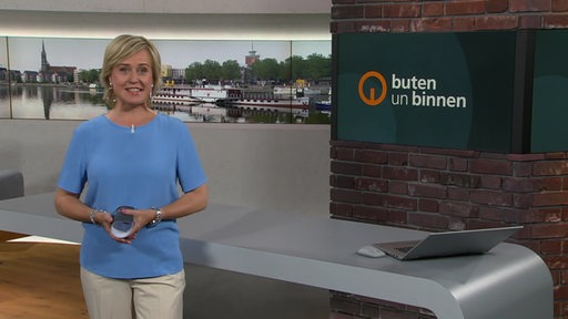 Moderatorin Kirsten Rademacher im Studio von buten un binnen